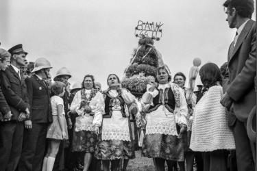 Sierpień w naszym regionie od zawsze kojarzył się z dożynkami: wieńcami, muzyką, odświętnymi strojami i wspólnym świętowaniem. Zanim rozpoczną się tegoroczne Święta Plonów, cofnijmy się o pół wieku, na stadion miejski w Busku-Zdroju. W latach 70. był tam z aparatem Piotr Kaleta...