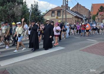 Sierpień to czas, kiedy na drogach regionu można spotkać grupy pielgrzymów zmierzających do Częstochowy. W sobotę, 8 sierpnia, Wiślica gościła uczestników 49. Rzeszowskiej Pieszej Pielgrzymki na Jasną Górę. Pątnicy mają przed sobą blisko 300 kilometrów drogi. Do celu dotrą 13 sierpnia.