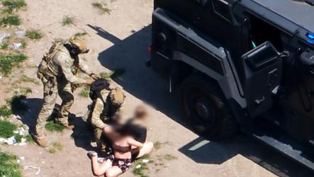 Akcja wyglądała jak scena z filmu sensacyjnego, ale wszystko wydarzyło się naprawdę na terenie powiatu jędrzejowskiego. Narkotyki, broń, blisko 500 sztuk amunicji i samochód przywłaszczony w Szwajcarii. W sprawie zatrzymano cztery osoby. Jeden z podejrzanych najbliższe trzy miesiące spędzi w areszcie.