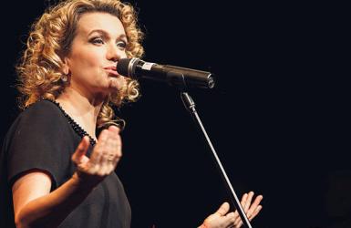Piosenki Kabaretu Starszych Panów, utwory Mariana Hemara, historie o damsko-męskich perypetiach i spora dawka humoru. Joanna Trzepiecińska wystąpi w Pińczowie z recitalem Jak wybrnąć z gafy?. Przy fortepianie towarzyszyć jej będzie Bogdan Hołownia. Koncert odbędzie się 13 września w ramach 5. Festiwalu Filmowego Natura Kina.