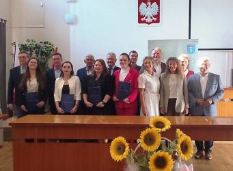 To ważny moment w zawodowej drodze sześciorga pedagogów z Powiatu Buskiego. Po zdanym egzaminie przyszedł czas na uroczyste ślubowanie i odebranie aktów nadania stopnia nauczyciela mianowanego. Ceremonia odbyła się 27 sierpnia podczas posiedzenia Zarządu Powiatu w Busku-Zdroju.
