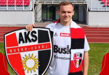 AKS 1947 Busko-Zdrój wzmacnia kadrę przed kolejnymi spotkaniami w Betclic 3. Lidze. Do zespołu dołączył 23-letni Daniel Szelągowski, mający za sobą grę m.in. w Koronie Kielce, Rakowie Częstochowa i Warcie Poznań. Nowy zawodnik znalazł się już w kadrze meczowej na sobotnie spotkanie z rezerwami Korony.
