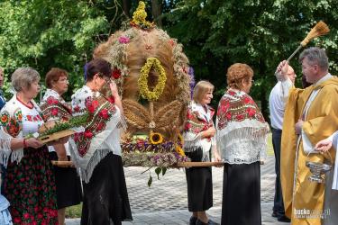 W ostatnią niedzielę sierpnia Zborówek po raz kolejny stał się miejscem, gdzie religijna tradycja spotkała się z obrzędami związanymi z zakończeniem żniw. Mieszkańcy dziękowali za tegoroczne plony podczas odpustu parafialnego połączonego z dożynkami.