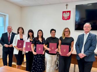 To ważny moment w zawodowej karierze pedagogów z gminy Busko-Zdrój. 16 nauczycieli miejscowych placówek oświatowych uzyskało stopień nauczyciela mianowanego. Akty nadania wręczono podczas uroczystości w buskim ratuszu, gdzie pedagodzy złożyli także ślubowanie.