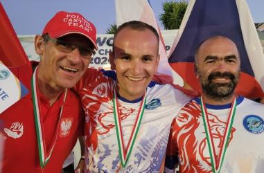 Ogromny sukces polskiego zawodnika! Jacek Kuza sięgnął po tytuł Mistrza Świata, zapisując kolejny znakomity rozdział w swojej sportowej karierze. W rywalizacji z najlepszymi zawodnikami globu Polak udowodnił, że należy do absolutnej światowej czołówki. To wielki moment zarówno dla samego zawodnika, jak i dla całego polskiego sportu.
