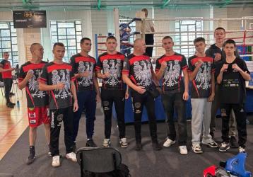Intensywny weekend mają za sobą zawodnicy Bokserskiego Międzyszkolnego Uczniowskiego Klubu Sportowego Ring w Busku-Zdroju. Po rywalizacji w Polskiej Lidze Boksu przyszedł czas na wyjazd do Dębicy, gdzie pięściarze z Buska-Zdroju wzięli udział w Międzynarodowym Pucharze Karpat. Dla Wiktora Skiby zawody miały dodatkowe znaczenie. Po raz pierwszy wystąpił w roli trenera.