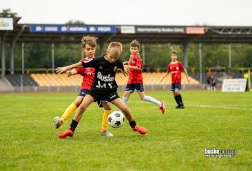 Młodzi piłkarze ponownie opanują murawę Stadionu Miejskiego w Busku-Zdroju. Już w niedzielę, 13 września, odbędzie się druga edycja turnieju SAS CUP. Do rywalizacji przystąpi 16 drużyn, a organizatorzy zapraszają na trybuny całe rodziny. Początek piłkarskich zmagań zaplanowano na godzinę 10.