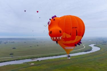 Nad doliną Nidy pojawiły się pierwsze kolorowe balony. Mimo pochmurnego nieba załogi wykonały pierwsze loty, a organizatorzy zapraszają na kolejne dni II Międzynarodowego Festiwalu Balonów i Balonowego Pucharu Polski „Balonove Świętokrzyskie”. Prawdziwe emocje czekają jednak w sobotę, gdy w Pińczowie odbędzie się rodzinny piknik i nocny pokaz podświetlonych balonów nad Zalewem Pińczowskim.