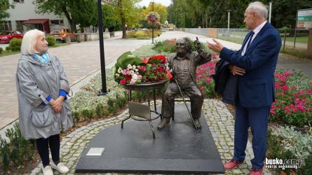 Pamięć o Leopoldzie Kozłowskim-Kleinmanie po raz kolejny połączyła mieszkańców Buska-Zdroju, jego przyjaciół oraz miłośników kultury żydowskiej. W sobotę, 12 września, uczestnicy XXIV Spotkań z Kulturą Żydowską oddali hołd wybitnemu pianiście, kompozytorowi i dyrygentowi. Przed jego pomnikiem przy 21 Wojskowym Szpitalu Uzdrowiskowo-Rehabilitacyjnym złożono kwiaty.