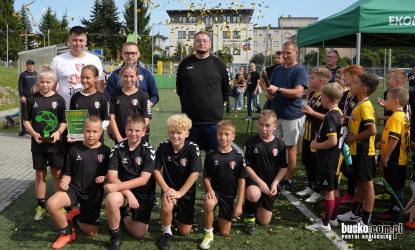 Ponad 160 młodych zawodników, 16 drużyn i rywalizacja w dwóch kategoriach wiekowych. Stadion Miejski w Busku-Zdroju wypełnił się w niedzielę piłkarskimi emocjami. Druga edycja turnieju SAS CUP przyniosła zwycięstwo gospodarzom z SAS Akademii AKS 1947 Busko-Zdrój oraz drużynie Zenitu Chmielnik.