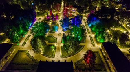 Busko-Zdrój znów pobiegnie po zmroku. Już w sobotę, 19 września, odbędzie się III Buski Bieg Nocny. Na starcie staną nie tylko uczestnicy biegu głównego na 5 kilometrów. Organizatorzy przygotowali także osobne biegi dla dzieci i młodzieży. Najmłodsi zmierzą się z trasami od 350 do 1000 metrów.
