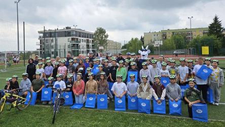 Bezpieczeństwo młodych rowerzystów było głównym tematem spotkania, które odbyło się na boisku Publicznej Szkoły Podstawowej nr 2 w Busku-Zdroju. Uczniowie, którzy zdali egzamin na kartę rowerową, otrzymali kaski ochronne. To kolejna odsłona akcji prowadzonej w województwie świętokrzyskim przy współpracy Policji i Kuratorium Oświaty.