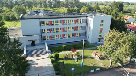 Zakończyła się kompleksowa termomodernizacja budynku Szkoły Podstawowej w Nowym Korczynie. Dzięki przeprowadzonym pracom szkoła zyskała nie tylko nowy wygląd, ale przede wszystkim bardziej energooszczędne rozwiązania, poprawiające komfort nauki i pracy uczniów oraz kadry.