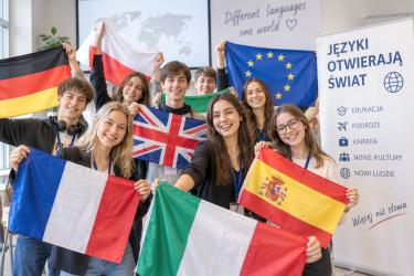 Czy znajomość języków obcych może otworzyć drzwi do międzynarodowej kariery, nowych znajomości i podróży? O tym przekonają się uczestnicy konferencji, która odbędzie się w piątek, 25 września 2026 roku, w Busku-Zdroju. Młodzieżowa Rada Miasta i Gminy Busko-Zdrój zaprasza na wydarzenie pod hasłem Język jako klucz do świata - dlaczego warto uczyć się języków obcych.