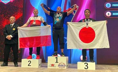 Srebrny medal mistrzostw świata i obroniony tytuł wicemistrza - z takim wynikiem Przemysław Ciba wraca z Japonii. Pochodzący z Buska-Zdroju zawodnik znakomicie spisał się podczas 7. Mistrzostw Świata IFA w Armwrestlingu. W rywalizacji uczestniczył również jego brat Jarosław Ciba, który w swojej kategorii stoczył serię wymagających pojedynków.