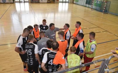 Przed Futsal Team Busko-Zdrój kolejne wyzwanie w debiutanckim sezonie na pierwszoligowych parkietach. W sobotę, 3 października, buszczanie wrócą przed własną publiczność i zmierzą się z SRS Gwiazdą Ruda Śląska. Obie drużyny po dwóch kolejkach pozostają bez punktów, dlatego stawka bezpośredniego pojedynku będzie szczególnie ważna. Zapraszamy do oglądania naszej transmisji na żywo.