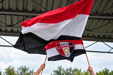 AKS 1947 Busko-Zdrój ma za sobą udane spotkanie w Pucharze Polski. Buszczanie pokonali na wyjeździe Koronę Kielce III 2:1 i awansowali do kolejnej rundy rozgrywek. Teraz uwaga drużyny skupia się na Betclic 3. Lidze. Już w niedzielę, 4 października, do Buska-Zdroju przyjedzie Wisła Kraków II. Zobacz wideo-zaproszenie na mecz.