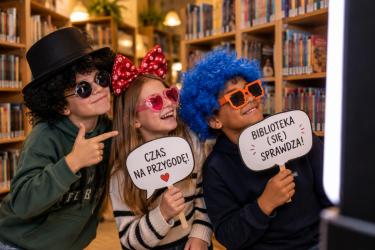Tego wieczoru w buskiej bibliotece będzie można nie tylko sięgnąć po książkę. Pojawią się żonglerzy, dzieci spróbują swoich sił w cyrkowych sztuczkach, a pamiątkowe zdjęcie będzie można zrobić w specjalnej fotobudce. Miejsko-Gminna Biblioteka Publiczna w Busku-Zdroju zaprasza 16 października na Noc Bibliotek 2026.