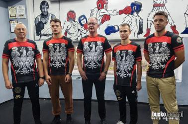 Burmistrz Miasta i Gminy Busko-Zdrój Jerzy Szydłowski oraz trenerzy i zawodnicy BMUKS Ring zapraszają na bokserskie emocje. Już dziś, 16 października 2026 roku, w hali PMOS w Busku-Zdroju RTX Golden Team Nowy Sącz zmierzy się z Imperium Boxing Wałbrzych w ramach 11. kolejki Polskiej Ligi Boksu. Początek meczu o godz. 20:00. Wcześniej w ringu zaprezentują się młodsi pięściarze.