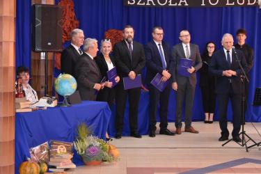 Były podziękowania, wyróżnienia, wzruszające występy i chwile pełne humoru. W Zespole Szkół Techniczno-Informatycznych w Busku-Zdroju uroczyście obchodzono Dzień Edukacji Narodowej. To wyjątkowe święto stało się okazją do docenienia pracy nauczycieli i pracowników szkoły, a także uhonorowania osób szczególnie zasłużonych dla lokalnej oświaty.