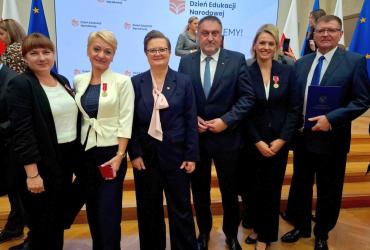 To powód do dumy dla społeczności szkolnej i mieszkańców Buska-Zdroju. Anita Zamożniewicz, nauczycielka I Liceum Ogólnokształcącego im. Tadeusza Kościuszki w Busku-Zdroju, znalazła się w gronie pięciu pedagogów z województwa świętokrzyskiego wyróżnionych podczas ogólnopolskich obchodów Dnia Edukacji Narodowej w Warszawie.