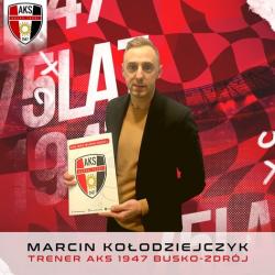 Zarząd Klubu AKS 1947 Busko-Zdrój ogłosił, że trener pierwszej drużyny, Marcin Kołodziejczyk, nie będzie już kierować buskim zespołem w kolejnych rozgrywkach. Decyzja ta została podjęta ze względu na sprawy osobiste, o których trener poinformował zarząd.