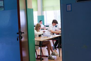 Uczniowie VIII klas szkół podstawowych, którzy w maju przystąpili do obowiązkowego egzaminu ósmoklasisty, za rozwiązanie zadań z języka polskiego uzyskali średnio 66 proc. punktów możliwych do otrzymania, a z matematyki - 53 proc. - podała w poniedziałek Centralna Komisja Egzaminacyjna.