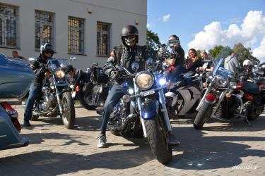 W minioną niedzielę, 17 września, na terenie Kasztelanii w Kijach odbyło się V Zakończenie Sezonu Motocyklowego 2023, zorganizowane przez Wolną Grupę Motocyklową Ponidzie we współpracy z Samorządową Instytucją Kultury Kasztelania w Kijach. To wyjątkowe wydarzenie przekroczyło wszelkie oczekiwania, przyciągając ponad 1450 motocyklistów z całego regionu.