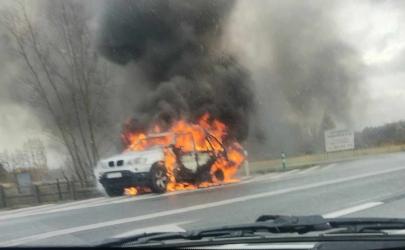 W środę, 15 listopada, doszło do pożaru samochodu osobowego marki BMW w miejscowości Stopnica, na drodze krajowej nr 73. Młodszy brygadier Piotr Dziedzic, oficer prasowy Komendy Powiatowej Państwowej Straży Pożarnej, udzielił informacji na temat zdarzenia.