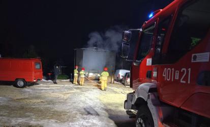 W środę, 13 grudnia o godzinie 6:21, Państwowa Straż Pożarna w Busku-Zdroju otrzymała zgłoszenie o pożarze samochodu znajdującego się w garażu na prywatnej posesji. 
