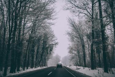 Zima to dla kierowców okres szczególnie wymagający. Warunki drogowe w sezonie zimowym bywają ciężkie - mocne opady śniegu skutecznie utrudniają korzystanie z samochodu. Jednak w najzimniejszych miesiącach roku pojawiają się zagrożenia, które są wyjątkowo trudne do zauważenia. 