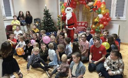 W sobotę, 13 stycznia Ochotnicza Straż Pożarna w Mikułowicach zorganizowała niezapomnianą zabawę choinkową dla dzieci. Pięćdziesięcioro dzieci wzięło udział w wydarzeniu, które odbyło się w udekorowanej dolnej sali strażnicy. Już od wejścia widać było, że tego wieczoru strażaków odwiedzi wyjątkowa postać - Święty Mikołaj.
