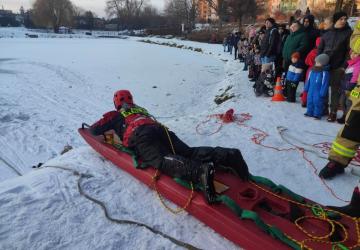 W niedzielne popołudnie, 21 stycznia, na zbiorniku wodnym przy ulicy Kusocińskiego w Busku-Zdroju odbył się fascynujący pokaz ratownictwa lodowego, połączony ze zbiórką na rzecz Wielkiej Orkiestry Świątecznej Pomocy.
