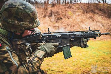 Trwa intensywne szkolenie podstawowe dla ochotników 10 Świętokrzyskiej Brygady Obrony Terytorialnej w ramach programu Ferie z WOT. Pierwsze strzelanie z karabinka MSBS GROT stanowi kluczowy etap ich przygotowań.
