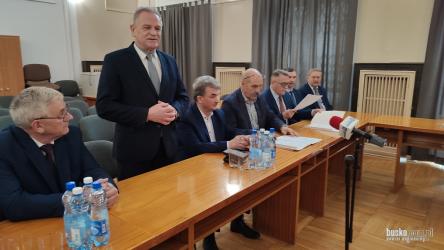 W środę, 6 marca 2024r. podpisano umowy na modernizację dróg powiatowych na terenie gmin Busko-Zdrój, Pacanów oraz Stopnica.