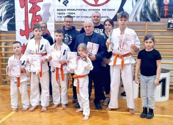 Buska Szkoła Karate Kyokushin po raz kolejny udowodniła swoją siłę i determinację podczas Ogólnopolskiego Turnieju Karate Kyokushin w Samborcu. Zawodnicy reprezentujący nasz klub zakończyli rywalizację z sześcioma nowymi medalami na koncie.