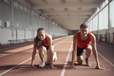 Bieganie, jedna z najbardziej dostępnych form aktywności fizycznej, może być świetnym sposobem na poprawę kondycji, zdrowia oraz samopoczucia. Wystarczy odpowiednie podejście i kilka kluczowych informacji, aby zacząć swoją przygodę z bieganiem na dobrej drodze.