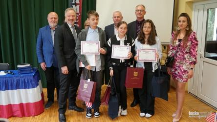 Publiczna Szkoła Podstawowa im. Jana Pawła II w Zbludowicach po raz szósty była organizatorem Wojewódzkiego Konkursu Wiedzy o Kulturze Stanów Zjednoczonych FOCUS ON THE USA. Finał tegorocznej edycji, przygotowanej we współpracy z Konsulatem Generalnym USA w Krakowie zgromadził uczniów z całego województwa świętokrzyskiego.