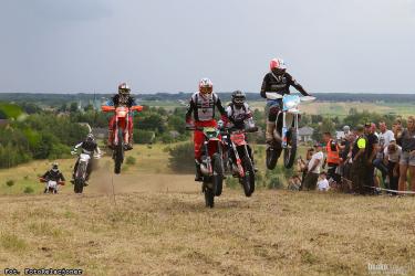 W połowie sierpnia Szaniec stanie się stolicą motocrossu w regionie. Do gminy Busko-Zdrój zawita jedna z najpopularniejszych imprez enduro w kraju. Organizatorzy zapowiadają techniczną trasę, dwa długie wyścigi i rywalizację zawodników z różnych części Polski. Co ważne, wydarzenie będzie otwarte także dla kibiców, a wstęp jest bezpłatny.