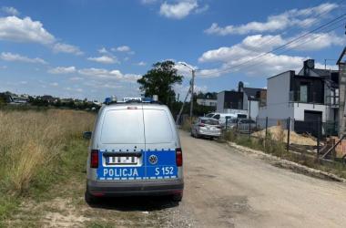W środę, 20 sierpnia, krótko przed godziną 12:00 służby ratunkowe otrzymały zgłoszenie o wypadku na placu budowy na obrzeżach Buska-Zdroju.