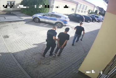 W środę, 20 sierpnia, policjanci z Komendy Powiatowej Policji w Busku-Zdroju zatrzymali 34-letniego obywatela Egiptu. Mężczyzna był podejrzewany o kierowanie gróźb karalnych wobec swojej żony.