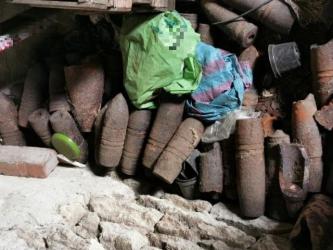 Podbuska miejscowość stała się dziś rano miejscem niecodziennego i groźnego odkrycia. Podczas porządkowania odziedziczonej stodoły mieszkanka natrafiła na kilkadziesiąt pocisków artyleryjskich, najpewniej pochodzących z czasów II wojny światowej. Zardzewiałe, lecz wciąż niebezpieczne znalezisko zabezpieczyli policjanci, a następnie przekazali je pod opiekę patrolu saperskiego.