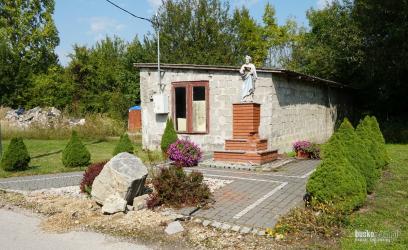 W sobotę, 6 września 2025 roku, przed godziną 20:00 do Komendy Powiatowej Policji w Busku-Zdroju wpłynęło zgłoszenie o uszkodzeniu figurki w miejscowości Wełecz koło Buska-Zdroju. Na miejsce skierowano patrol policji.