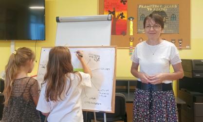 Włączając się w tegoroczny 32. Finał Akcji Sprzątanie świata, buska filia Pedagogicznej Biblioteki Wojewódzkiej im. Gustawa Herlinga-Grudzińskiego w Kielcach, przeprowadziła cykl zajęć edukacyjnych o tematyce ekologicznej pt. Środowisko naturalne człowieka - jak je zanieczyszczamy i jak należy prawidłowo dbać o nie?.