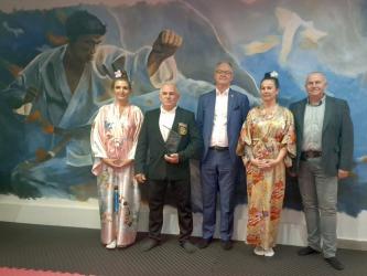 W piątkowy wieczór przy ul. Partyzantów 7 w Busku-Zdroju odbyło się uroczyste otwarcie Dojo - nowej siedziby klubu karate. Wydarzenie było zwieńczeniem niemal roku przygotowań i pracy wielu osób, które zaangażowały się w stworzenie miejsca przeznaczonego do treningów, zajęć oraz spotkań mieszkańców gminy.