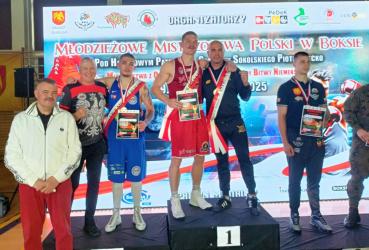 Wiktor Skiba ponownie zapisał się w annałach polskiego boksu młodzieżowego. Po raz drugi wystąpił w turnieju Młodzieżowych Mistrzostw Polski i przeszedł przez kolejne rundy z imponującą pewnością, dochodząc aż do finału. Jego zmagania przyciągały uwagę kibiców i ekspertów, a sam przebieg walk potwierdził, że to zawodnik o dużym potencjale.