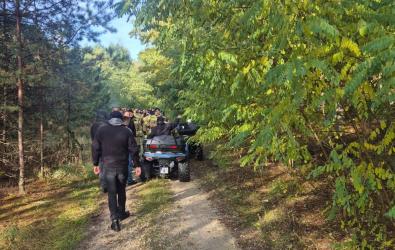 W niedzielę po południu policjanci z Komendy Powiatowej Policji w Busku-Zdroju otrzymali zgłoszenie o zaginięciu 73-letniego mieszkańca Wólki Bosowskiej w gminie Gnojno. Mężczyzna około godziny 14 wyszedł do pobliskiego lasu na grzyby i nie powrócił do domu. Kiedy jego nieobecność przedłużała się, rodzina powiadomiła służby ratunkowe.