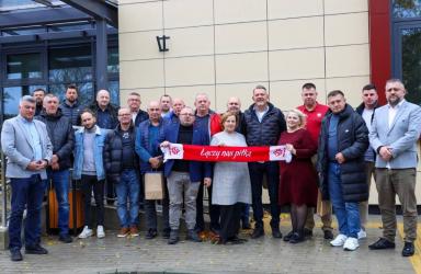 W delegacji Świętokrzyskiego Związku Piłki Nożnej, która wzięła udział w wyjeździe na Litwę, uczestniczyli również przedstawiciele Buska-Zdroju - członek zarządu ŚZPN i prezes klubu AKS 1947 Szymon Rewaj oraz wiceprezes Marcin Taler. Wyjazd łączył w sobie sportowe emocje oraz wsparcie dla polskiej młodzieży mieszkającej poza granicami kraju.