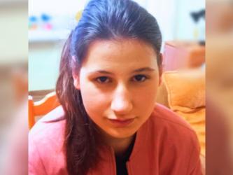 Angelika Flisowska ma 16 lat i pochodzi z Pacanowa. Jeszcze niedawno była pełną energii, pogodną dziewczyną, która marzyła o zawodzie stewardessy i podróżach po świecie. Dziś jej życie wygląda zupełnie inaczej - każdego dnia mierzy się z bólem i ograniczeniami, jakie przynosi jej choroba.