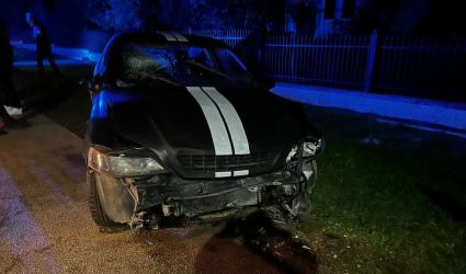 W środowy wieczór w miejscowości Szczaworyż w gminie Busko-Zdrój doszło do groźnie wyglądającego zdarzenia drogowego. Na mokrej i śliskiej nawierzchni 21-letni kierowca opla stracił panowanie nad pojazdem i zderzył się czołowo z jadącą z naprzeciwka skodą.